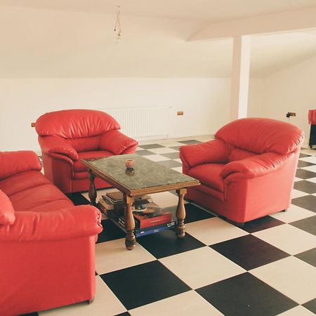 فندق Casa Renti Novaci-Străini المظهر الخارجي الصورة